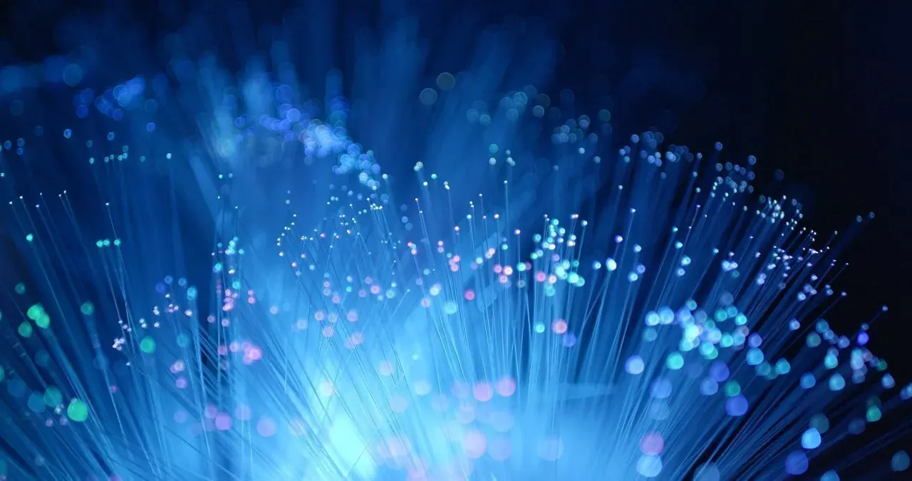 Fibres optiques lumineuses pour illustrer le débit internet IPTV nécessaire