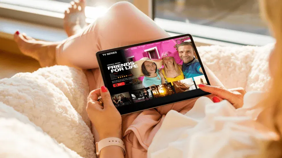 Tablette sur un canapé de location pour l’IPTV France à l’étranger
